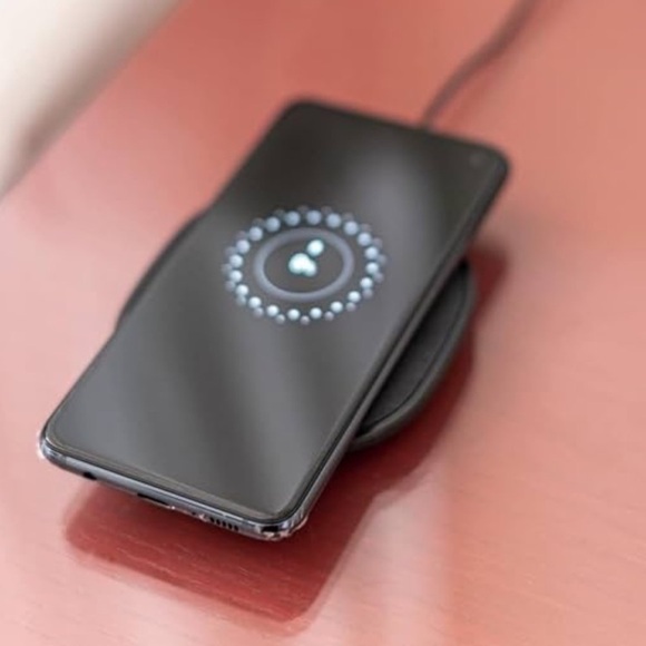 mophie 15W Universal Wireless Charge Pad, Qi-Compatible Charger 
NEW 
0122 - Picture 6 of 9